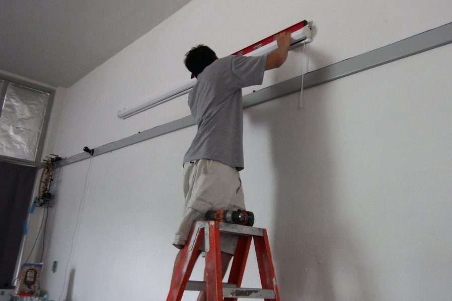 How to Hang a Projector Screen - 5 Easy Methods