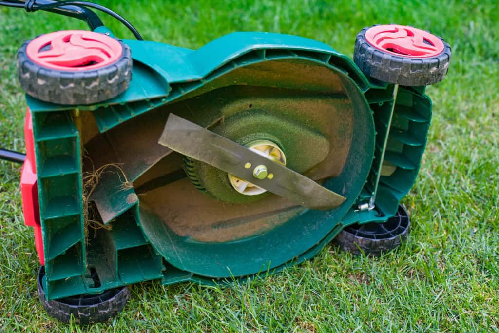 How to Sharpen Lawn Mower Blades without Removing Them: Main Steps to Take